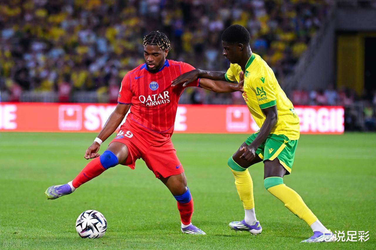 包含法甲关键时刻再迎强敌，巴黎圣日耳曼单刀错失，主帅态度——球迷炸锅，身体对抗强度拉满的词条