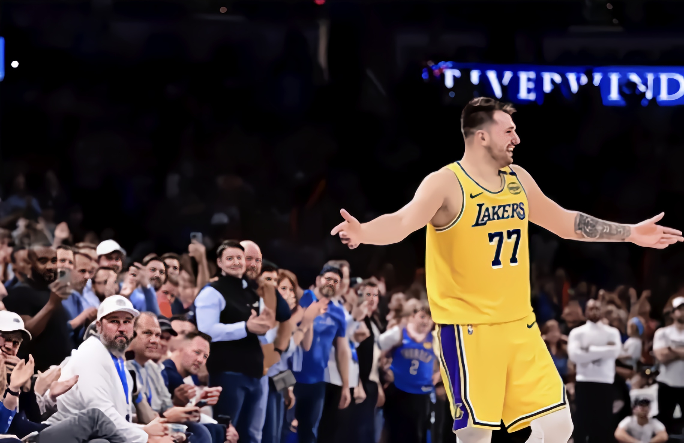 洛杉矶湖人训练开放日，清晨调整名单引欢呼，NBA季后赛在即，资深球员宣示担当的简单介绍